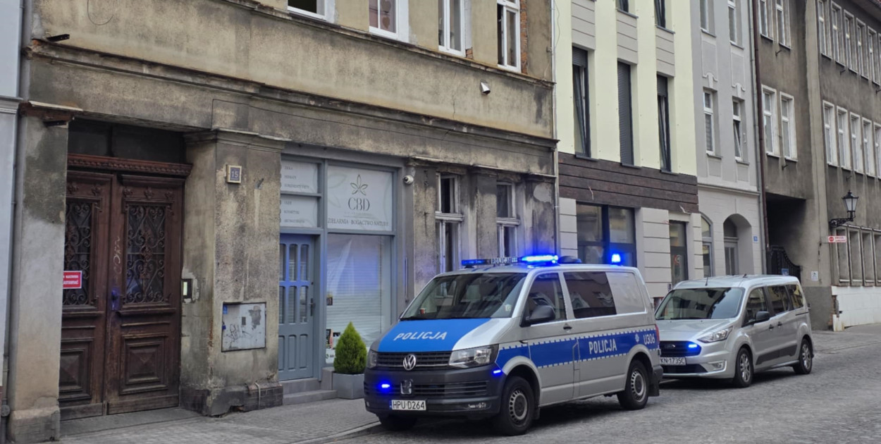 Tragedia w kamienicy w centrum Leszna. Nie żyje 35-letnia kobieta