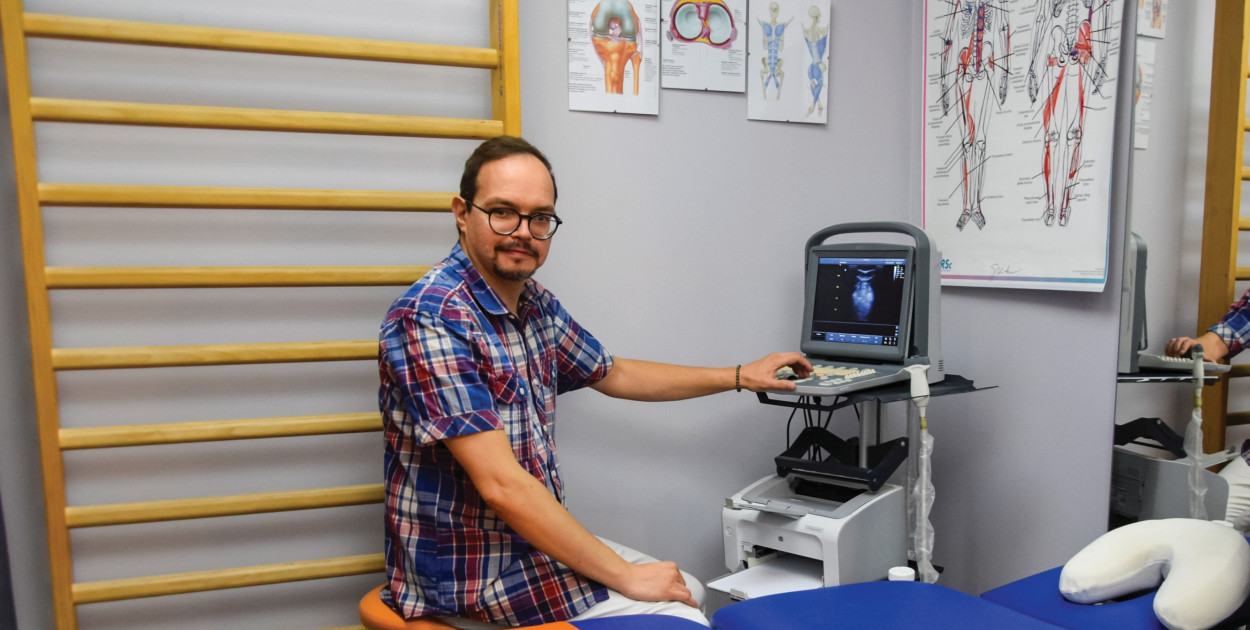  Doktor Tomasz Szkudlarek podczas fizjoterapii używa Aparatu USG, aby dokładnie przyjrzeć się tkankom, w których drzemie przyczyna bólu i ograniczonej sprawności.