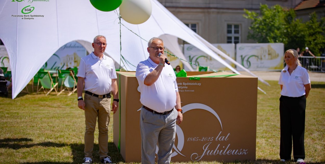 Biało-zielone barwy charakteryzują Spółdzielczą Grupę Bankową, której silnym filarem jest Powiatowy Bank Spółdzielczy w Gostyniu. W ogromnym kartonie podczas jubileuszowego pikniku czekały na start balony w obu kolorach. 