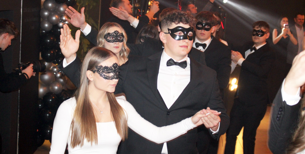 Studniówka ZSE w Lesznie w Kontrabasie w Rojęczynie (zdjęcia)