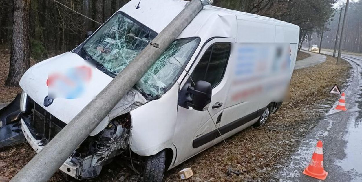 Wpadli w poślizg. Wjechali do rowu, w płot i latarnię. Jest apel policji (zdjęcia)