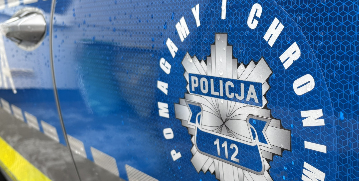 Zwłoki leżały w rowie. Mężczyzna miał ranę głowy. Policja ustala jego tożsamość