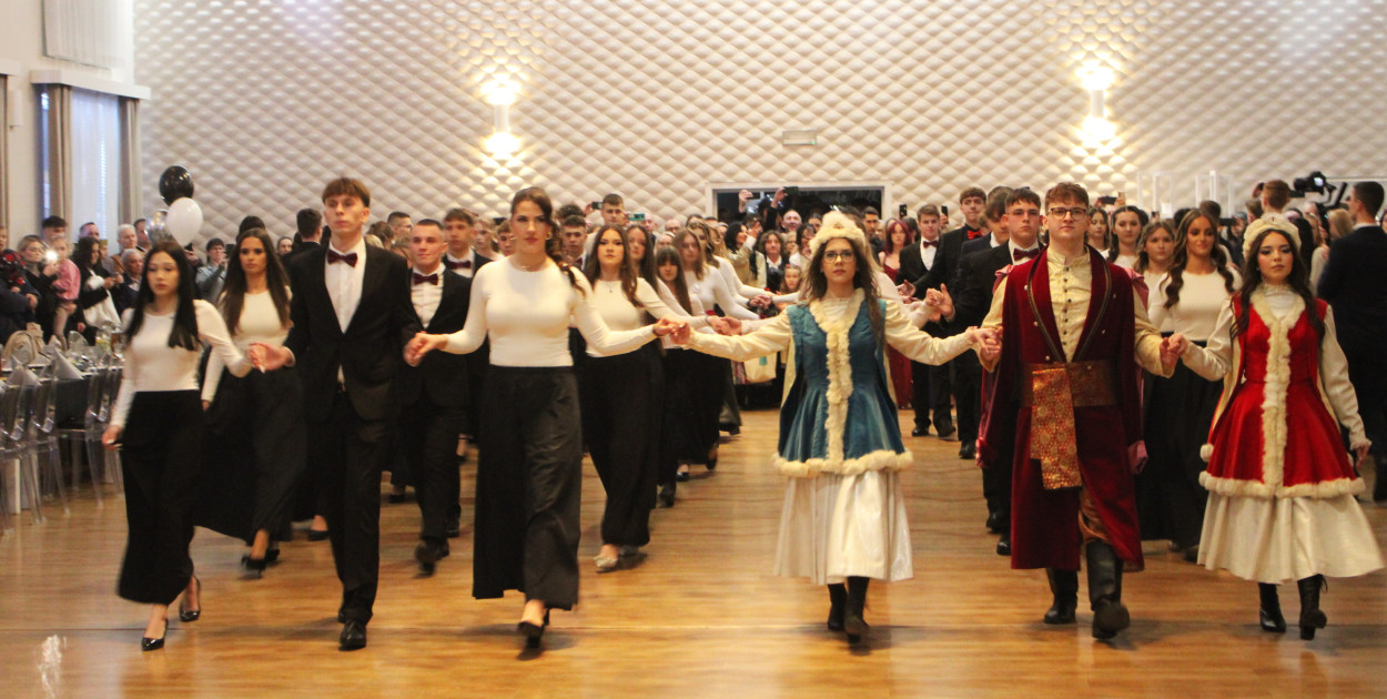 Studniówka ZS nr 4 w Lesznie. Polonez po szlachecku (zdjęcia, film)