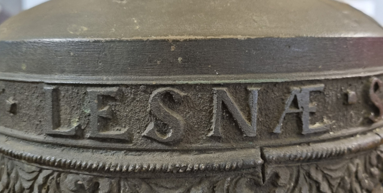 Muzeum w Lesznie pozyskało cenny dzwon. Skrywa wiele tajemnic (zdjęcia)