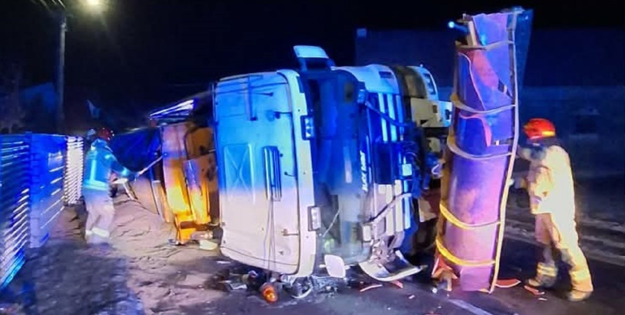 Pługopiaskarka przewróciła się na bok (zdjęcia, film)