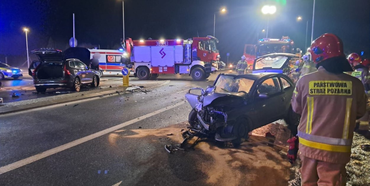 Uwaga kierowcy! Wypadek na Osieckiej w Lesznie. Droga jest zamknięta (zdjęcia)