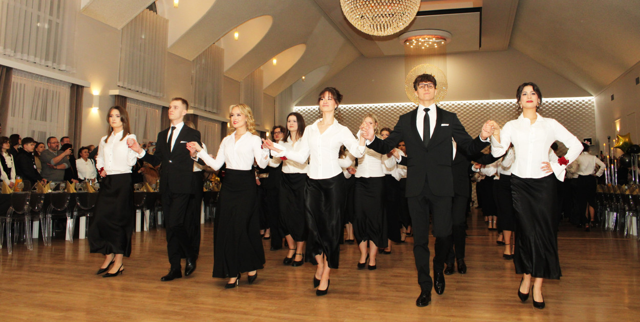 Studniówka II LO. Polonez największy w historii szkoły (zdjęcia, film)