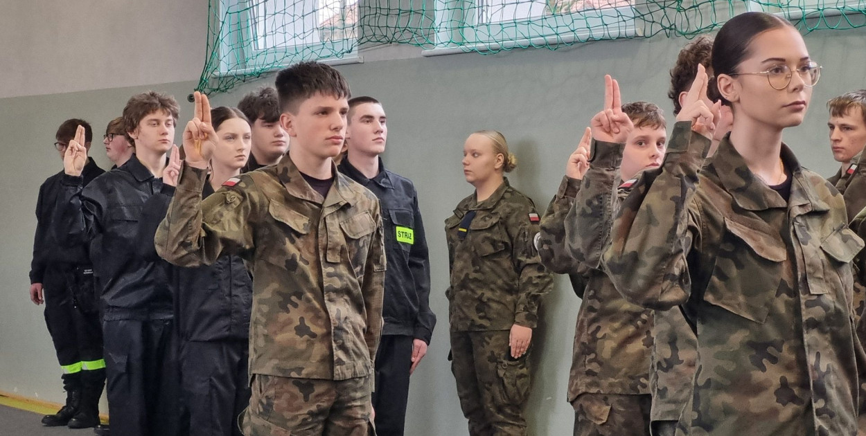 Uczniowie 2 klas złożyli ślubowanie i stali się kadetami (zdjęcia, film)