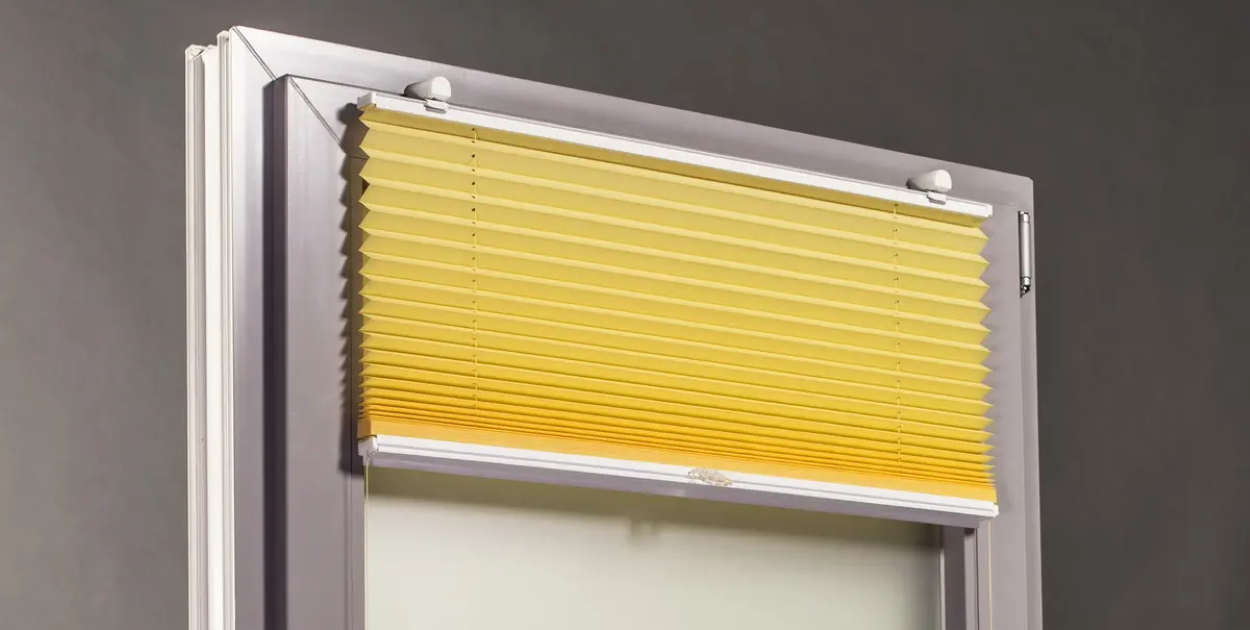 Plisy – praktyczne osłony okienne o eleganckim wyglądzie