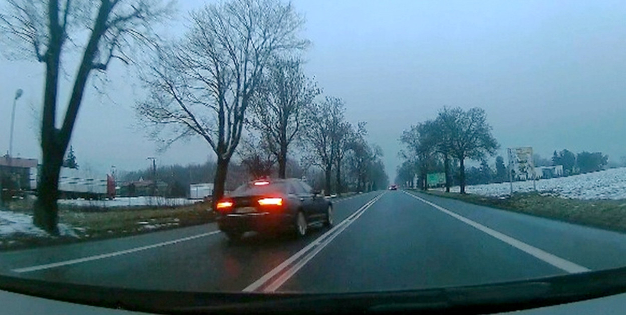 Brawurowa jazda 19-latki. Wpadła, bo nagrał ją inny kierowca (film)