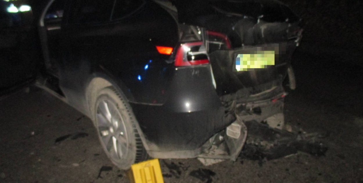 Najechał na tył Tesli, zapłacił mandat. Na szczęście... (zdjęcia)