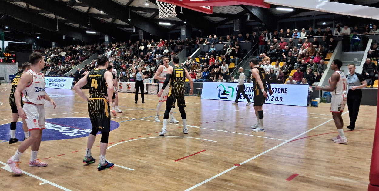 Wielkie emocje w Trapezie! Koszykarze Novimex Polonii o krok od pokonania Sokoła