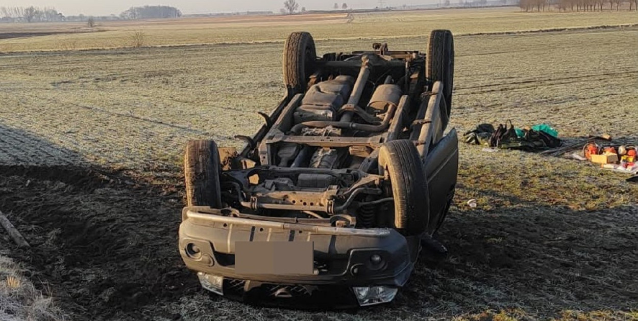 Dachował na polu. Kierowca trafił do szpitala (zdjęcia)