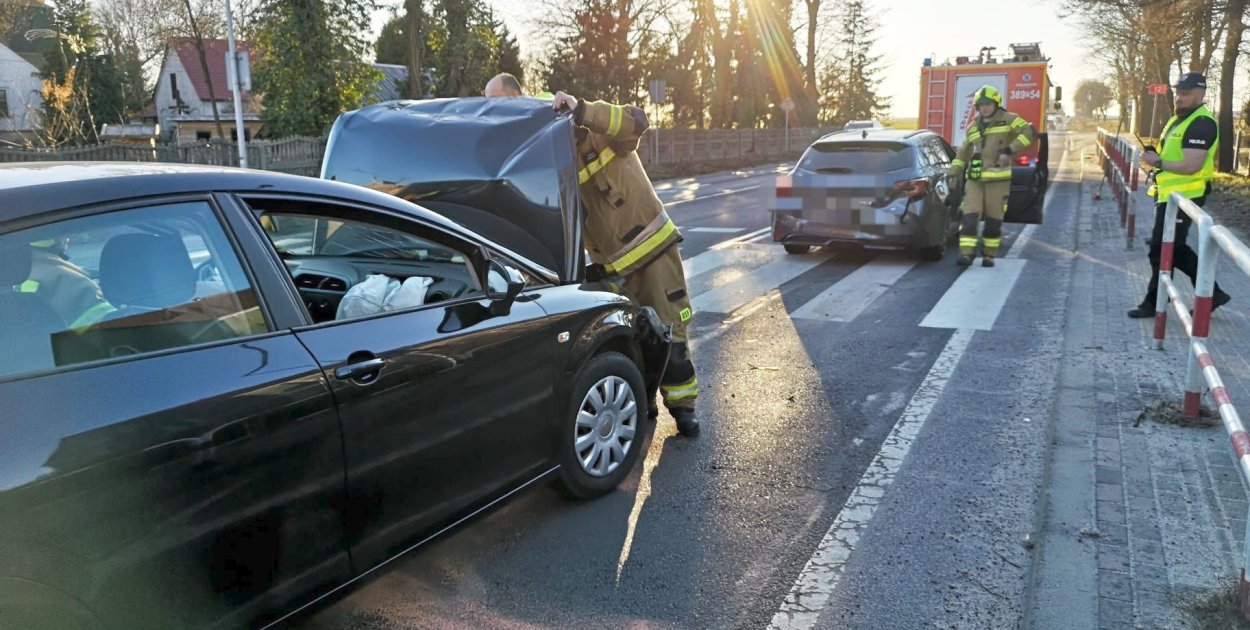 Na DK 12 zderzyły się dwa samochody (zdjęcia)