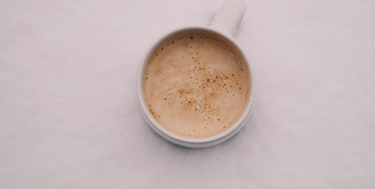 Poranna kawa a koncentracja – dlaczego jakość ziaren ma większe znaczenie, niż myś