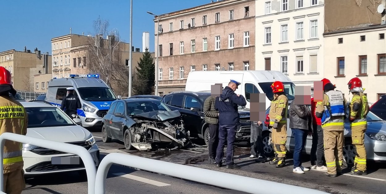 Karambol w Lesznie. Zderzyło się 5 aut, a w nich było 8 osób! (zdjęcia)