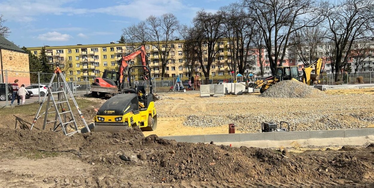 Nowe boisko wielofunkcyjne buduje się w Lesznie (zdjęcia)