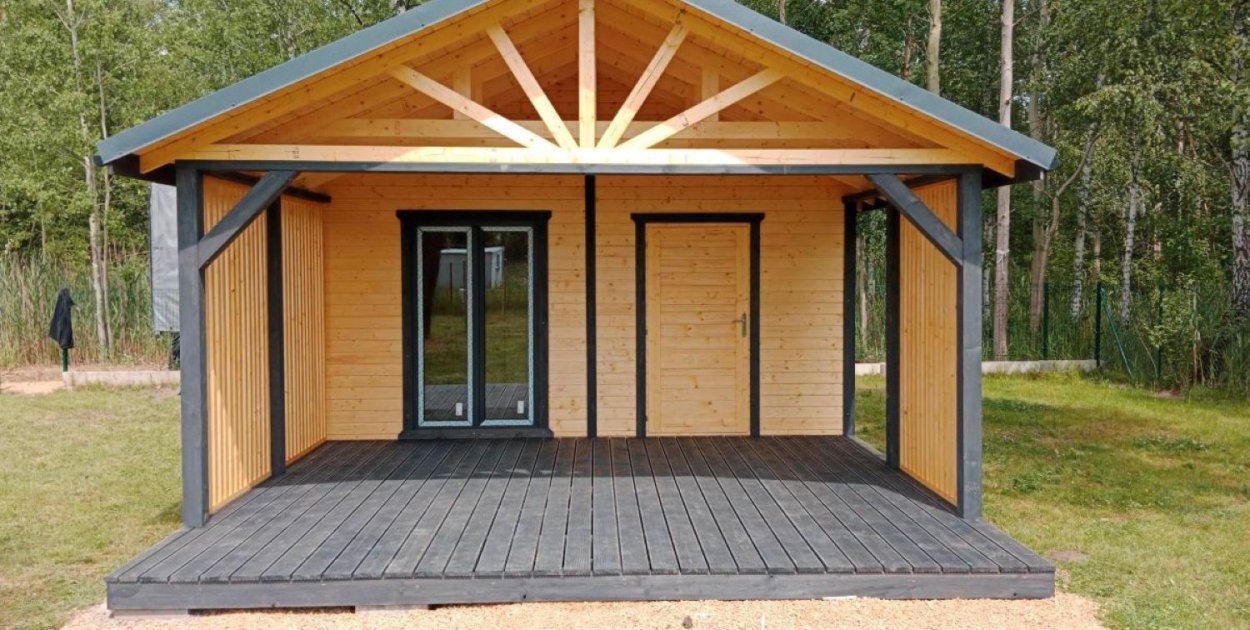 Drewniana architektura przydomowa. Jak zorganizować miejsce do relaksu i parkowani