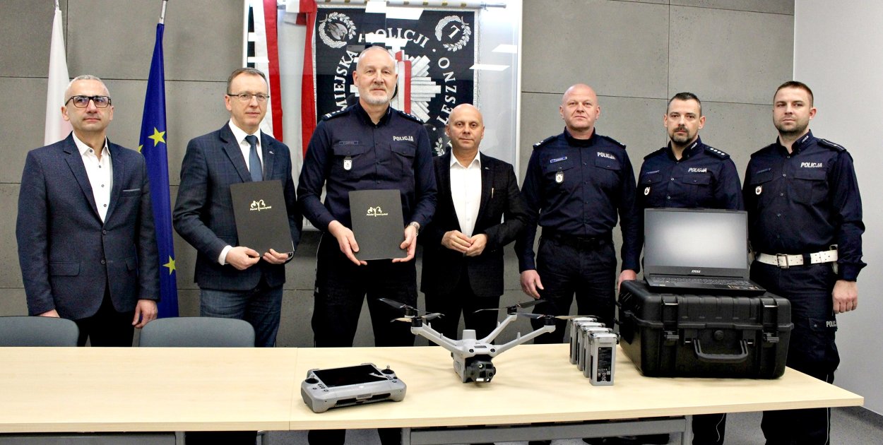 To mercedes wśród dronów. Dostała go leszczyńska policja (zdjęcia i film)