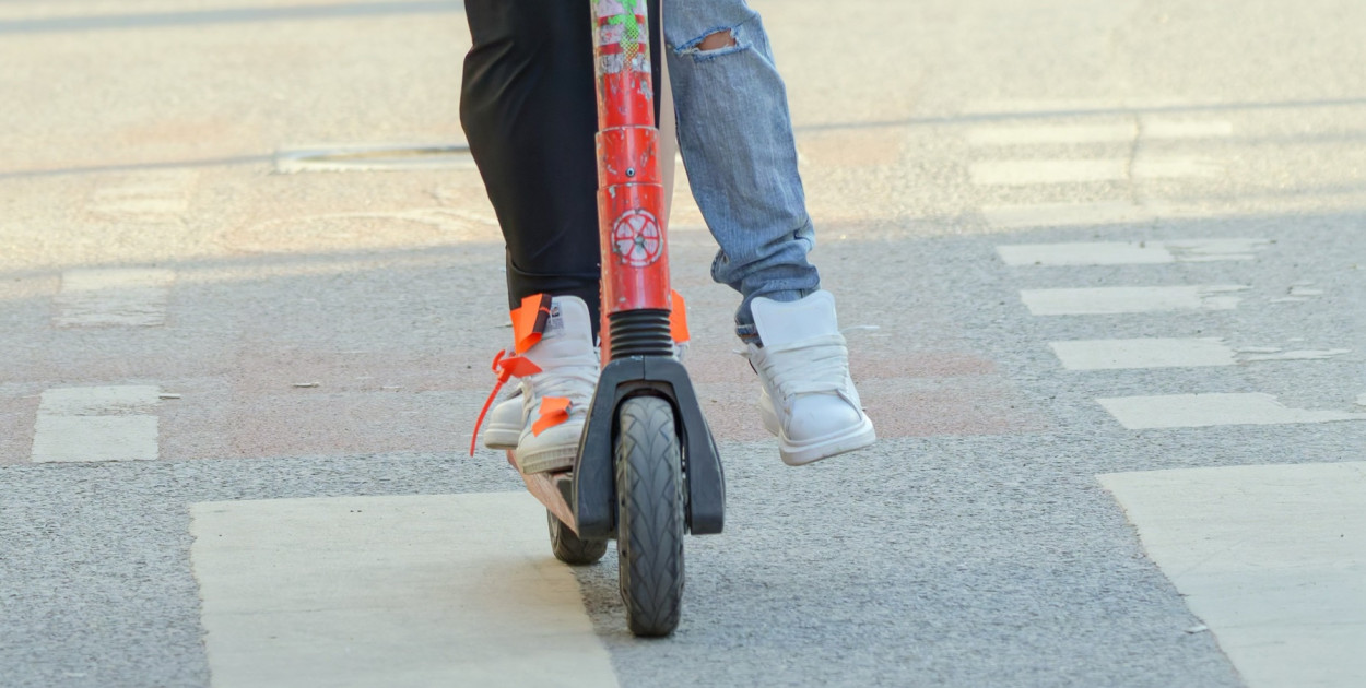 Dwoje nielatów na jednej hulajnodze, a za nimi policjanci. Sprawa trafi do sądu