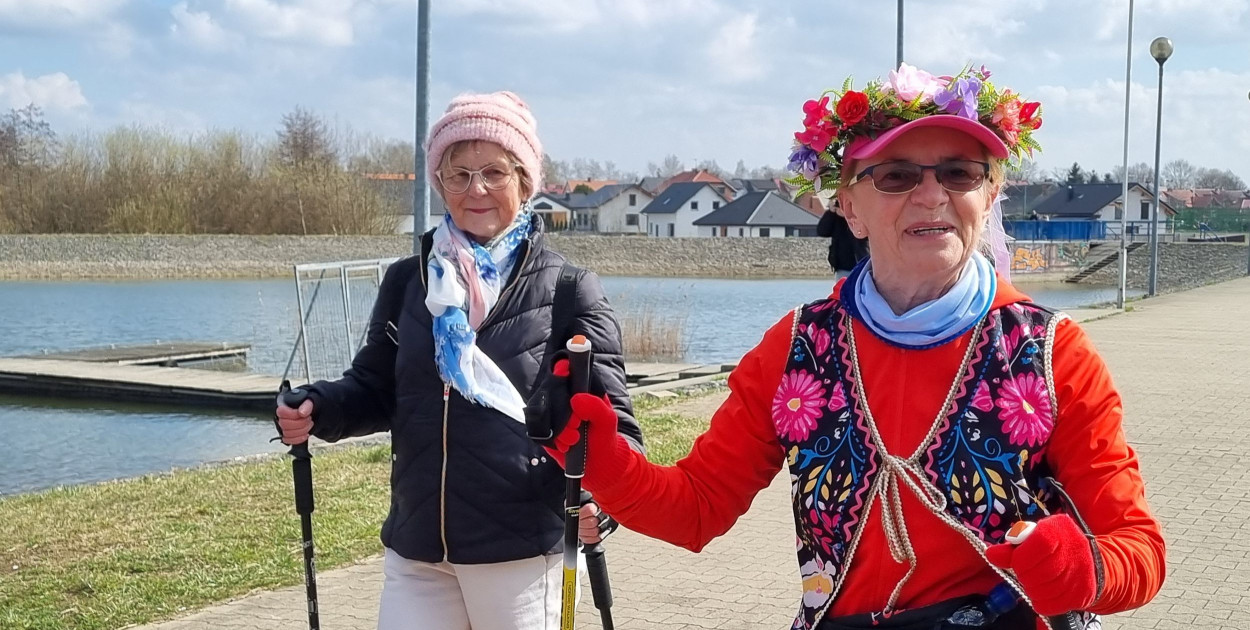 Słuchaczki UTW w Rydzynie zaczęły sezon marszy z kijkami (zdjęcia, film)