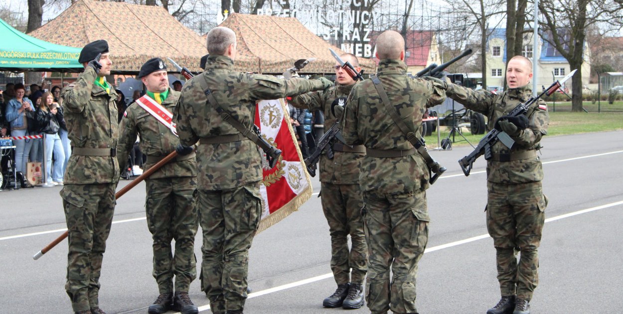 Kilkaset osób na przysiędze w jednostce wojskowej w Lesznie (zdjęcia)