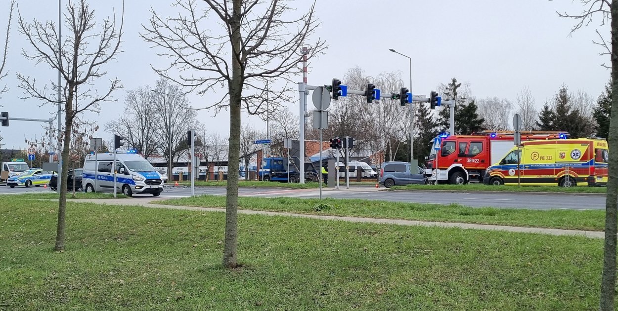 Zderzenie dwóch aut na ważnym skrzyżowaniu w Lesznie (zdjęcia)