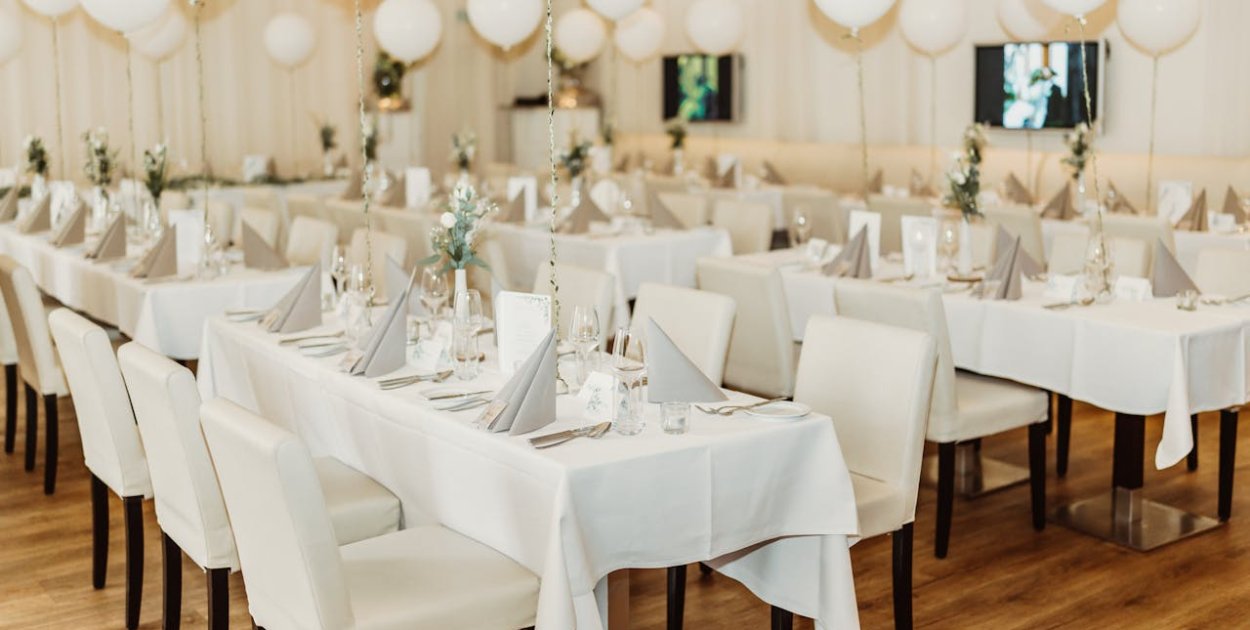 Dekoracje na komunię – eleganckie aranżacje stołu i sali na przyjęcie