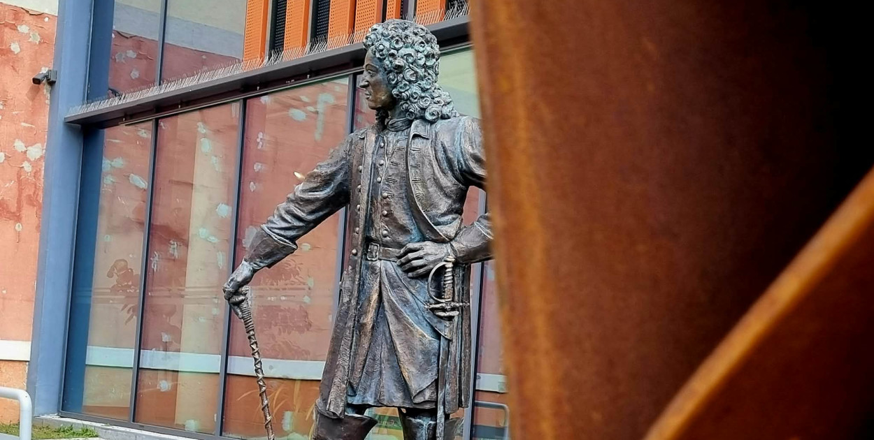 Pomnik króla Stanisława Leszczyńskiego stanął przed biblioteką. O co tu chodzi?