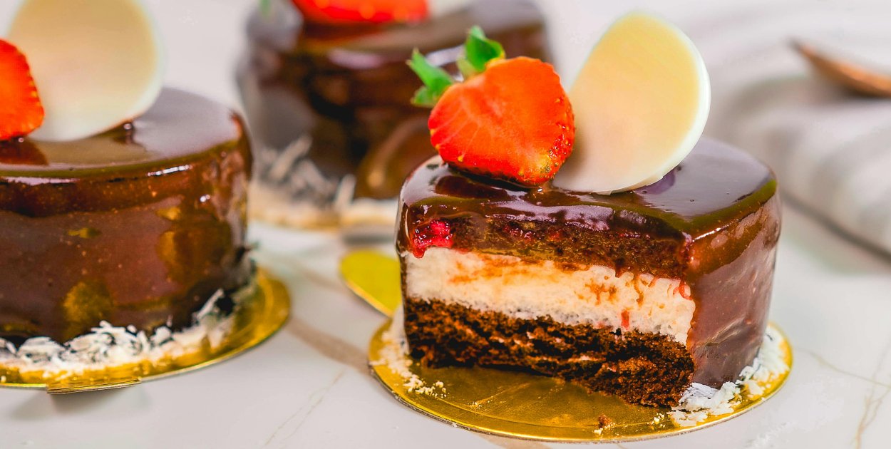 Czekoladowe dekoracje, które odmienią każdy deser – pomysły i techniki