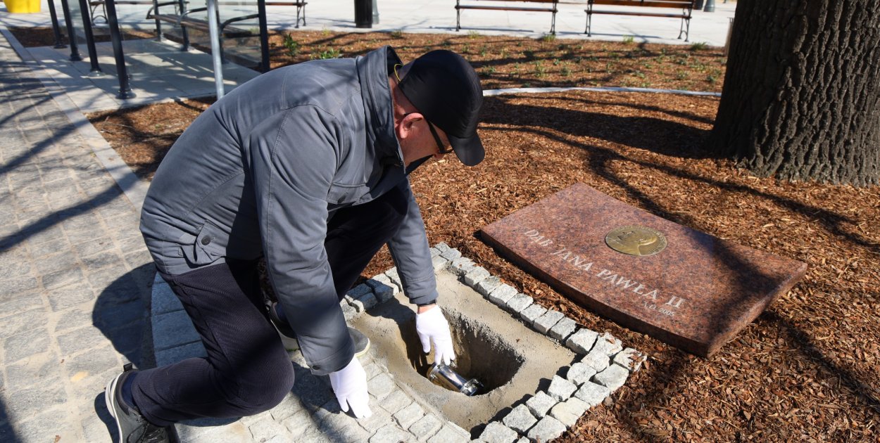 Kapsuła czasu ponownie spoczęła pod dębem na Rynku w Osiecznej (zdjęcia)