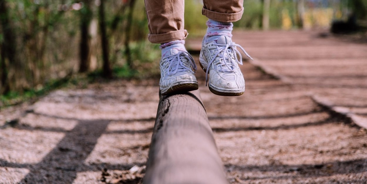 Praca stojąca a zdrowie stóp – jak przetrwać 8 godzin bez bólu pięty?