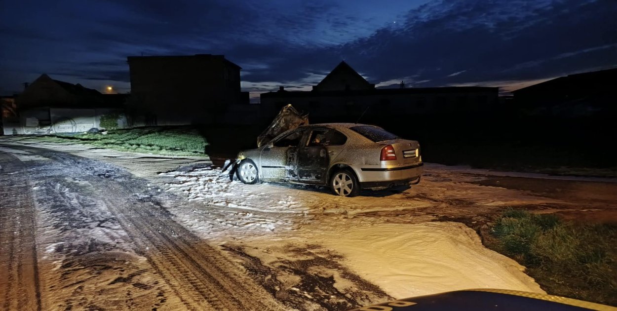 Po pijaku wbił się w betonowy garaż. Jego auto spłonęło