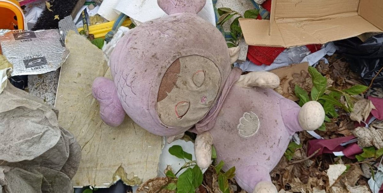 Podrzucił śmieci do lasu. Na mandacie się nie skończyło