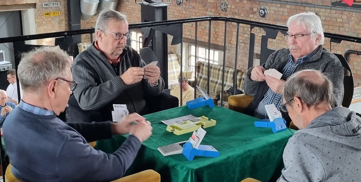 Grali w brydża upamiętniając Jerzego Rymwida (zdjęcia)