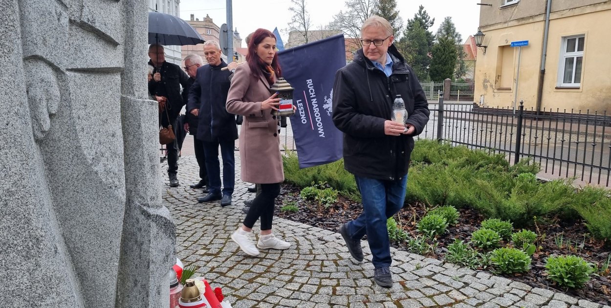 Zapalili znicze i pochylili głowy pod dwoma pomnikami (zdjęcia, film)