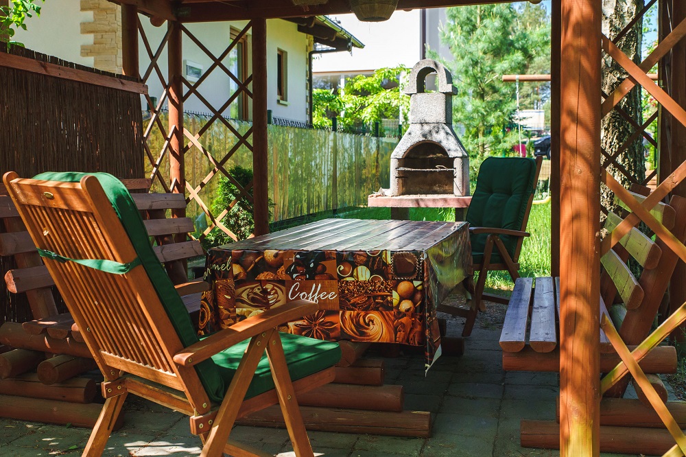 Przy domkach Mati w Swornegaciach znajduje się zadaszona altana oraz murowany grill do dyspozycji gości.