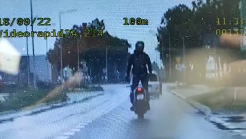 Jechał motocyklem bez trzymanki
